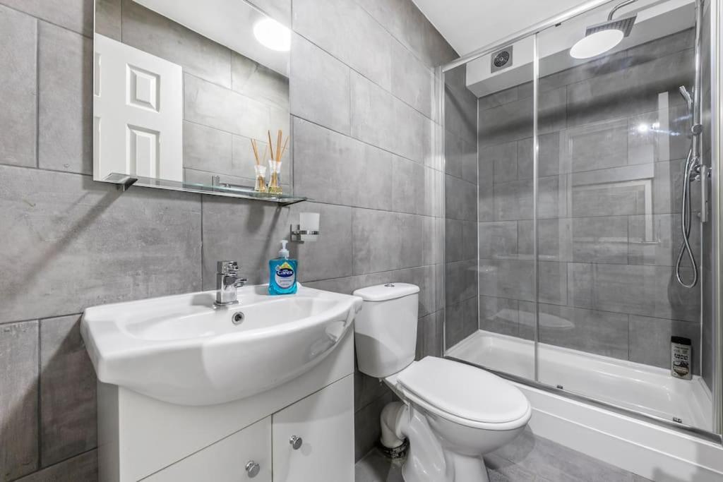 Holiday Home 2Br L 2Ba With Patio-Sleep 6 Londra Exterior foto